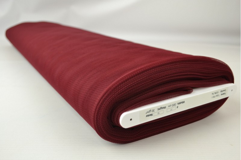 Brandvertragende tule 300 cm breed bordeaux, rol