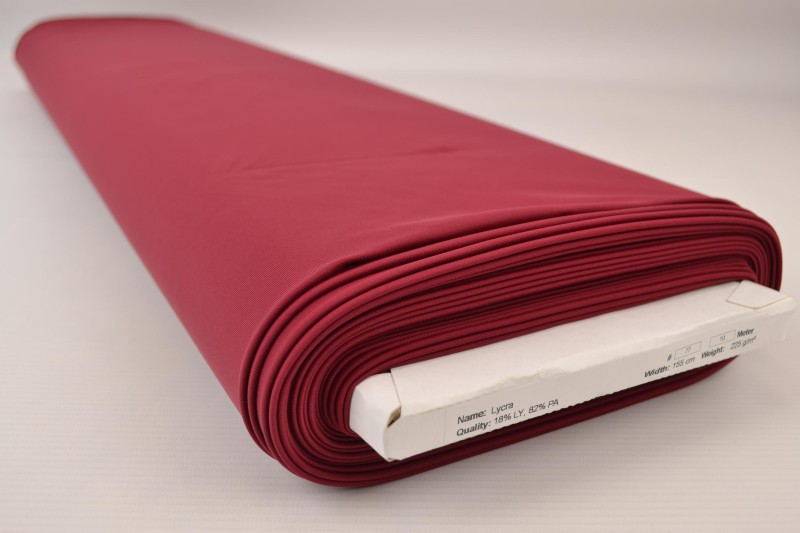 Lycra bordeaux, rol