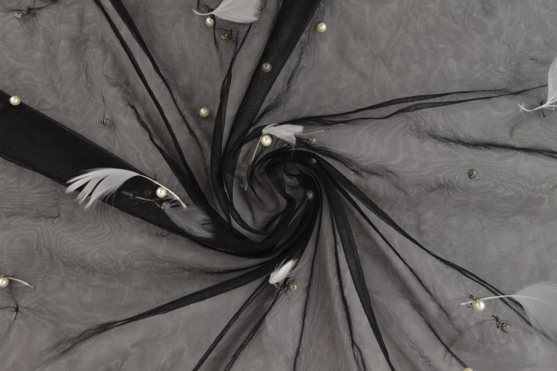 Mesh feather & pearls zwart